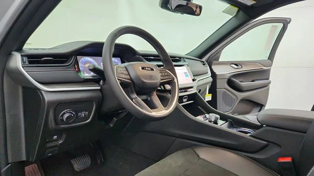 New 2026 Silver Zynith Exterior Paint Jeep Altitude image 17