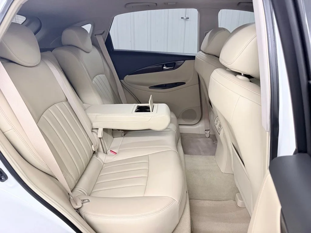 Used 2017 White INFINITI Base image 39