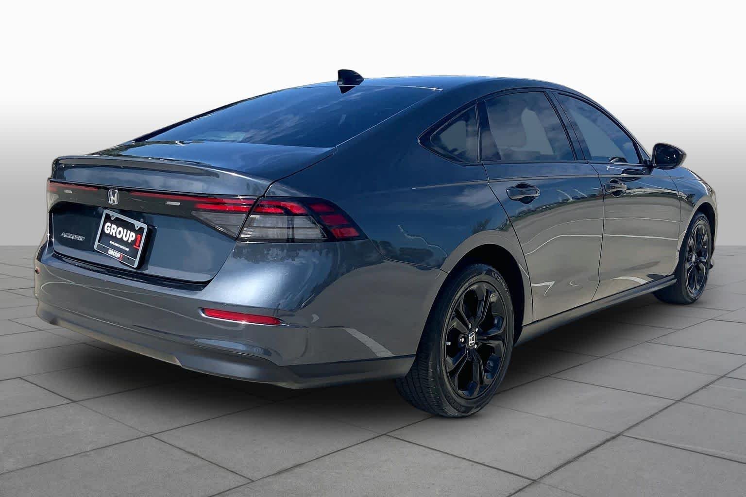 Used 2025 Meteorite Gray Metallic Honda SE image 13