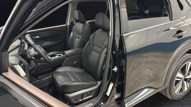 Used 2023 Super Black Nissan SL image 9