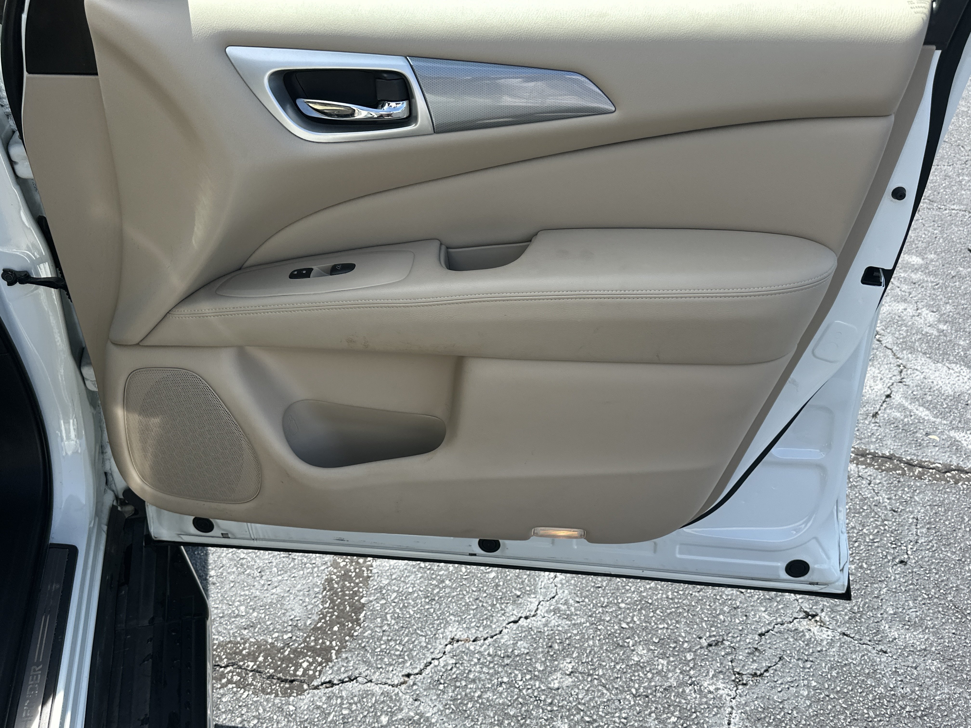 Used 2020 Pearl White Tricoat Nissan SL image 15