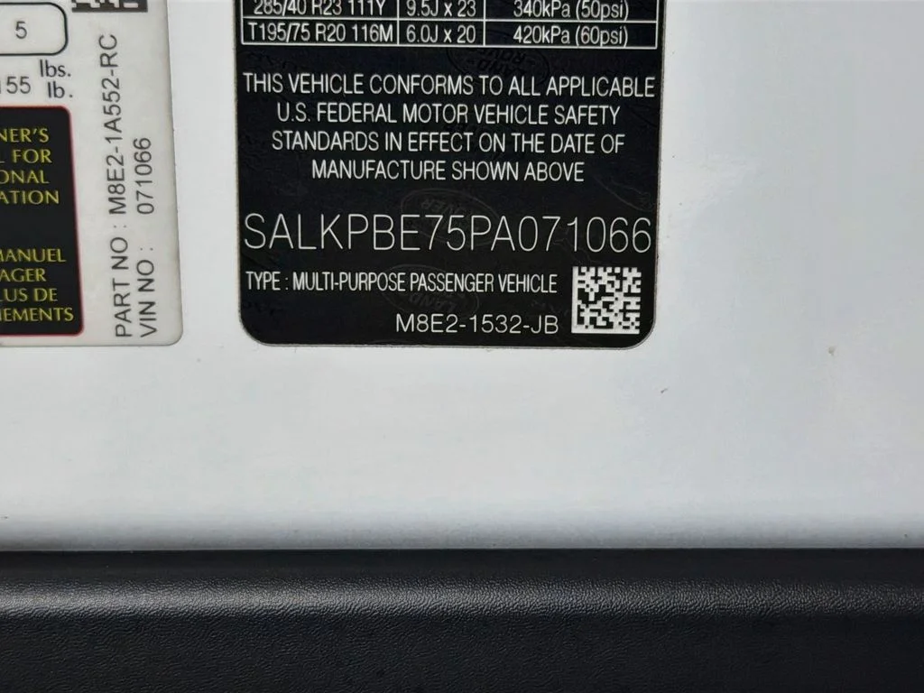 Used 2023 White Land Rover SE image 35