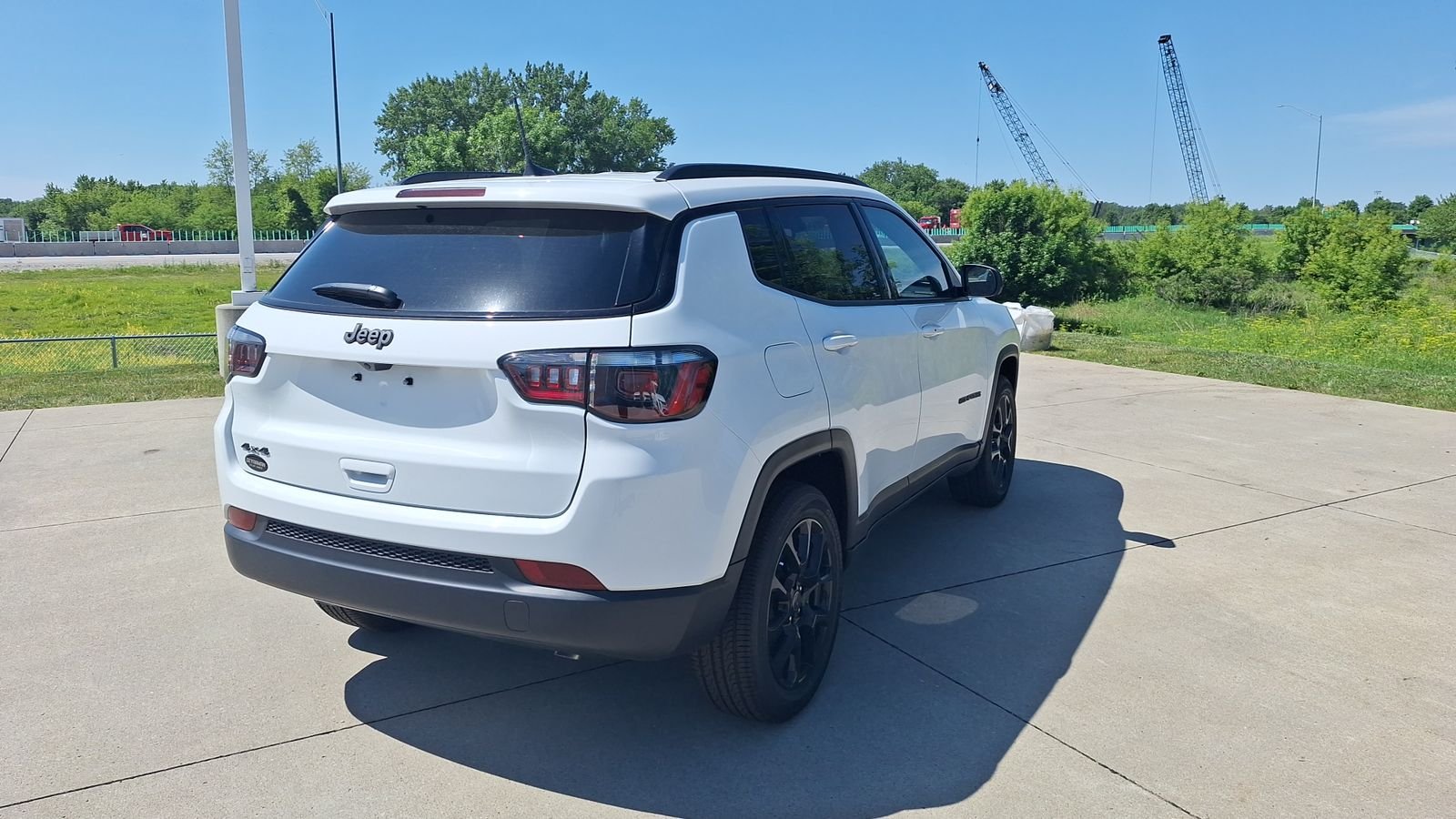 New 2026 Bright White Clear-Coat Exterior Paint Jeep Latitude image 5