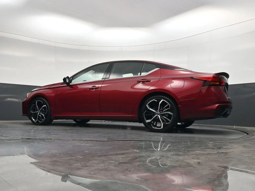 Used 2023 Red Nissan 2.5 SR image 38