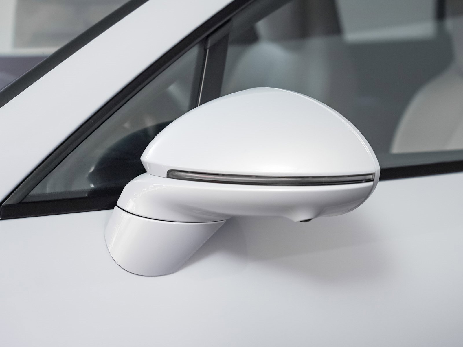 2025 Porsche Macan Turbo Electric - Photo 25