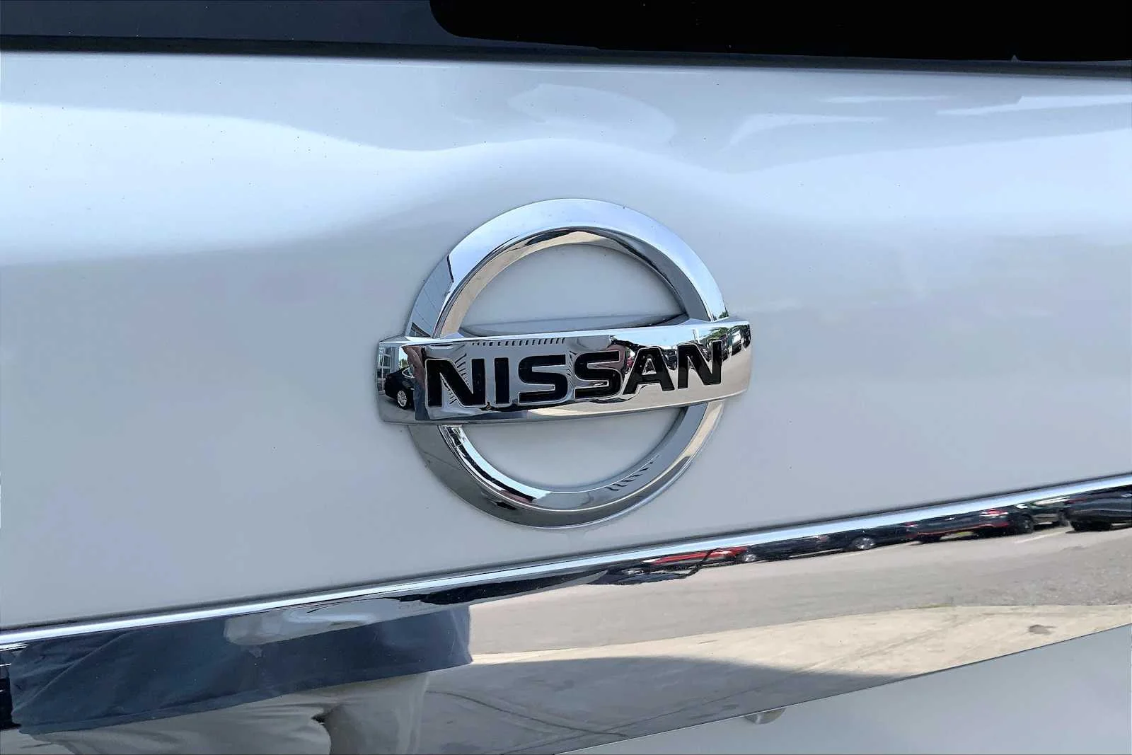 Used 2016 Pearl White Nissan SL image 32