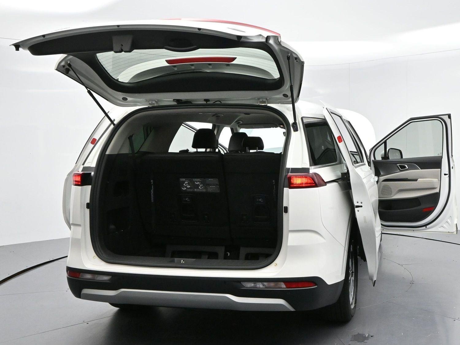Used 2022 Snow White Pearl Kia LXS image 42