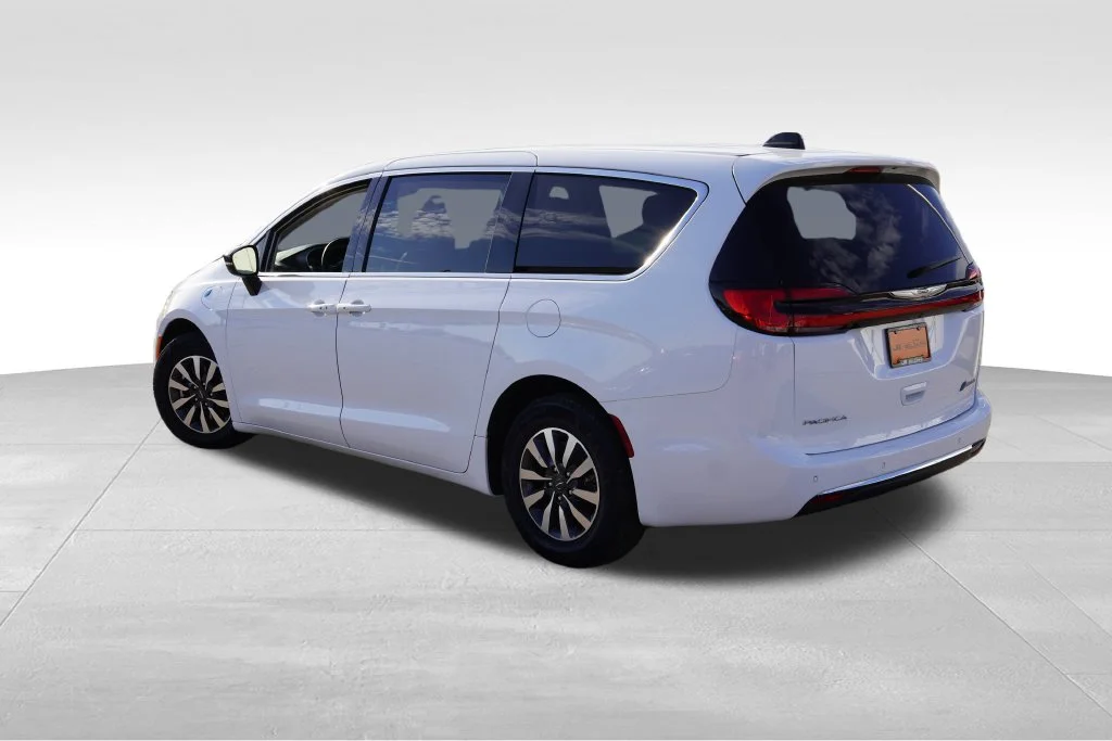 Certified Used 2024 White Chrysler Select image 7