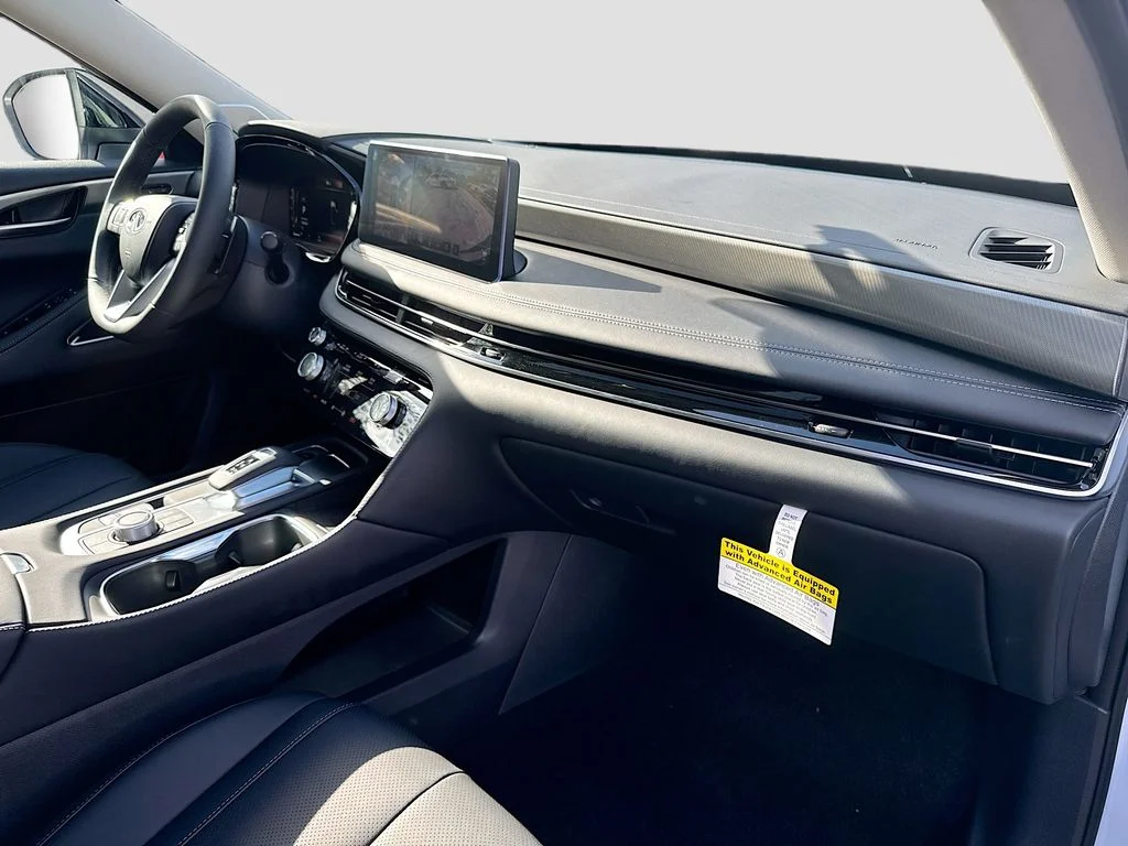 Used 2027 White INFINITI LUXE image 32