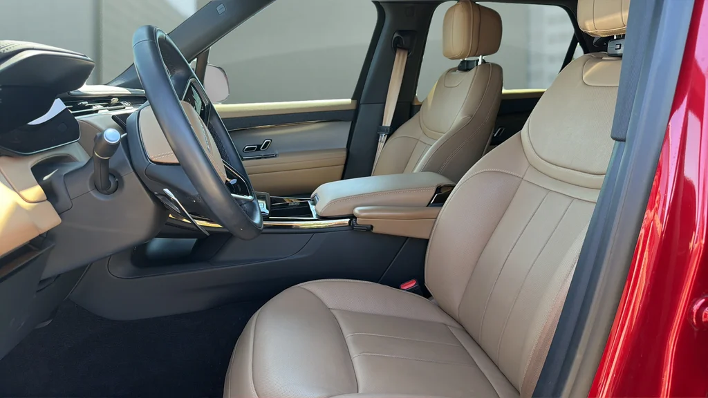 Used 2025  Land Rover SE image 18