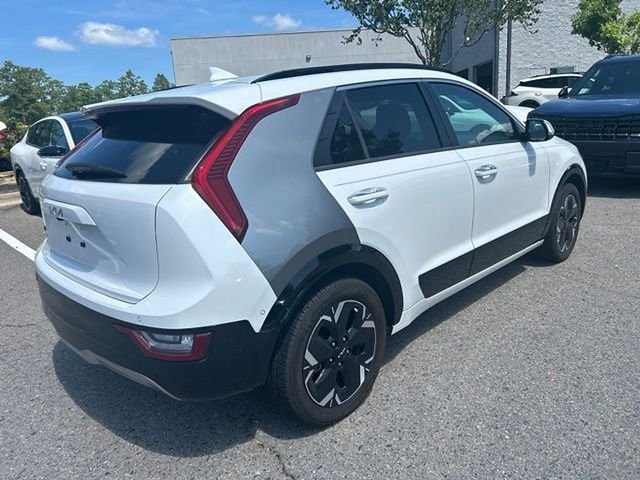 Used 2023 White Kia Wave image 3