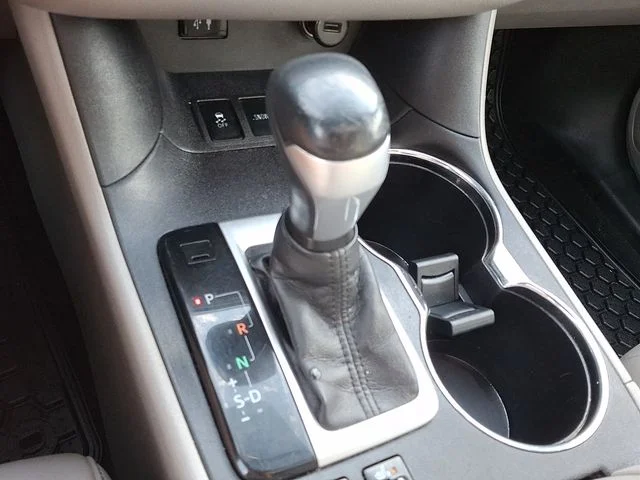 Used 2016 Blue Toyota XLE V6 image 15