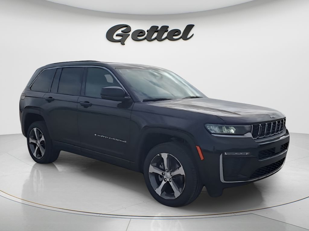 New 2026 Diamond Black Crystal Pearl-Coat Exterior Paint Jeep Limited image 2
