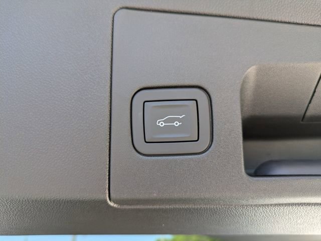 Certified Used 2025 Crystal White Tricoat Cadillac Luxury image 16