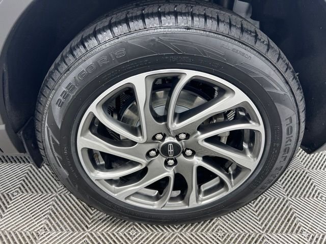 Used 2022 White Lincoln Standard image 10