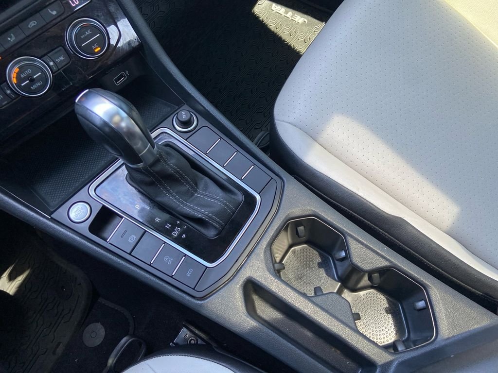 Used 2019  Volkswagen R-Line image 18