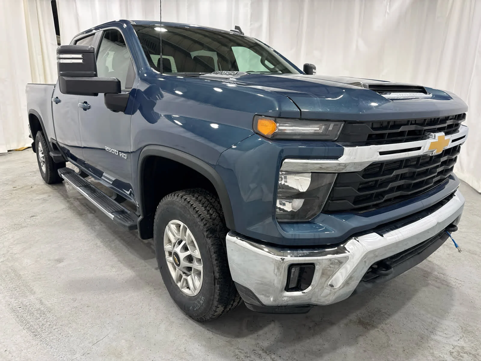 Used 2026 Lakeshore Blue Metallic Chevrolet LT image 7