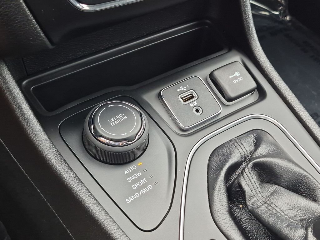 Used 2021 Red Jeep Latitude Lux image 20
