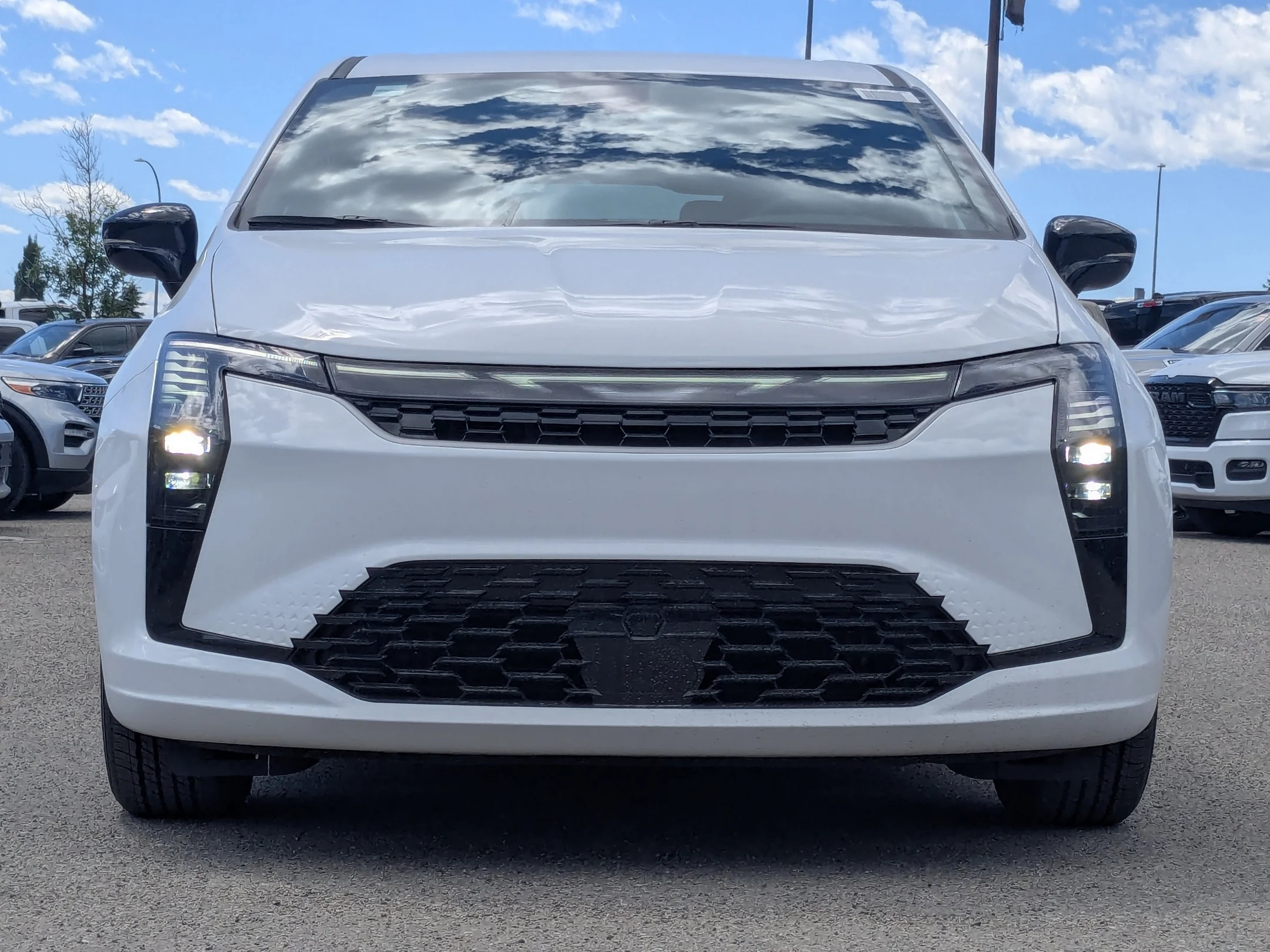 New 2027 White Chrysler Select - - FWD - Stow n Go Seating - Remote Start - Adaptive Cruise w/Stop&Go & More! image 3