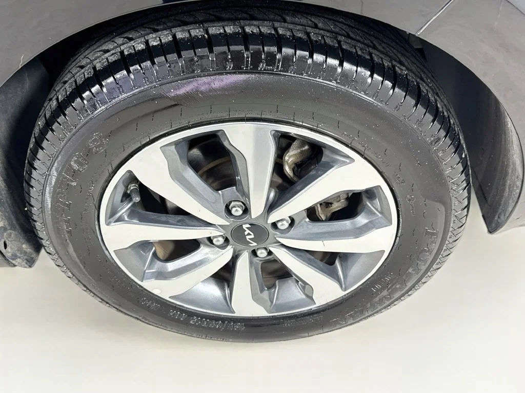 Used 2022 Black Kia S image 37