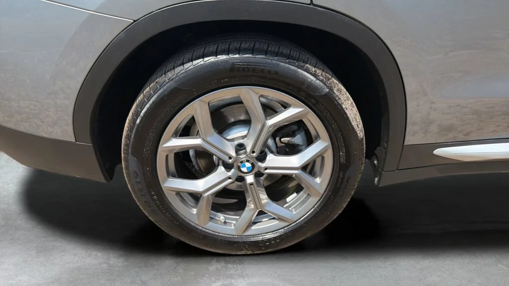 Used 2023 Gray BMW xDrive30i image 18
