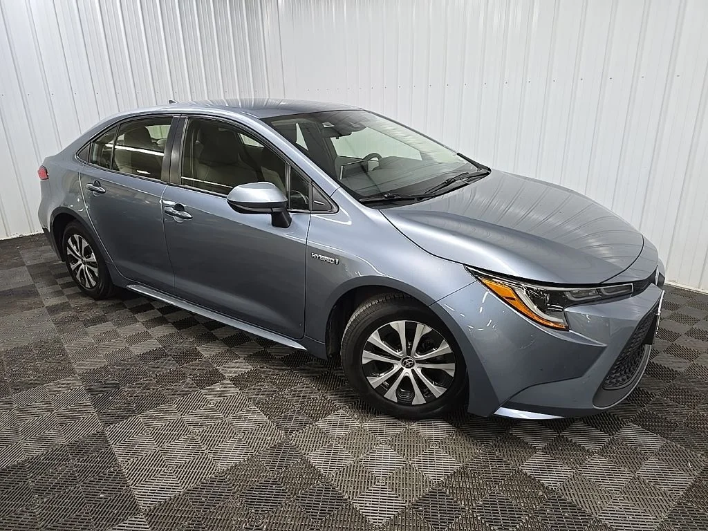 Used 2021  Toyota LE image 3