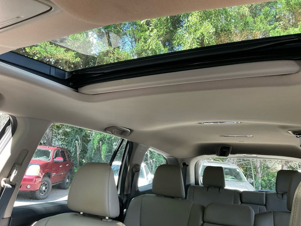 Used 2017 White Honda EX-L image 23