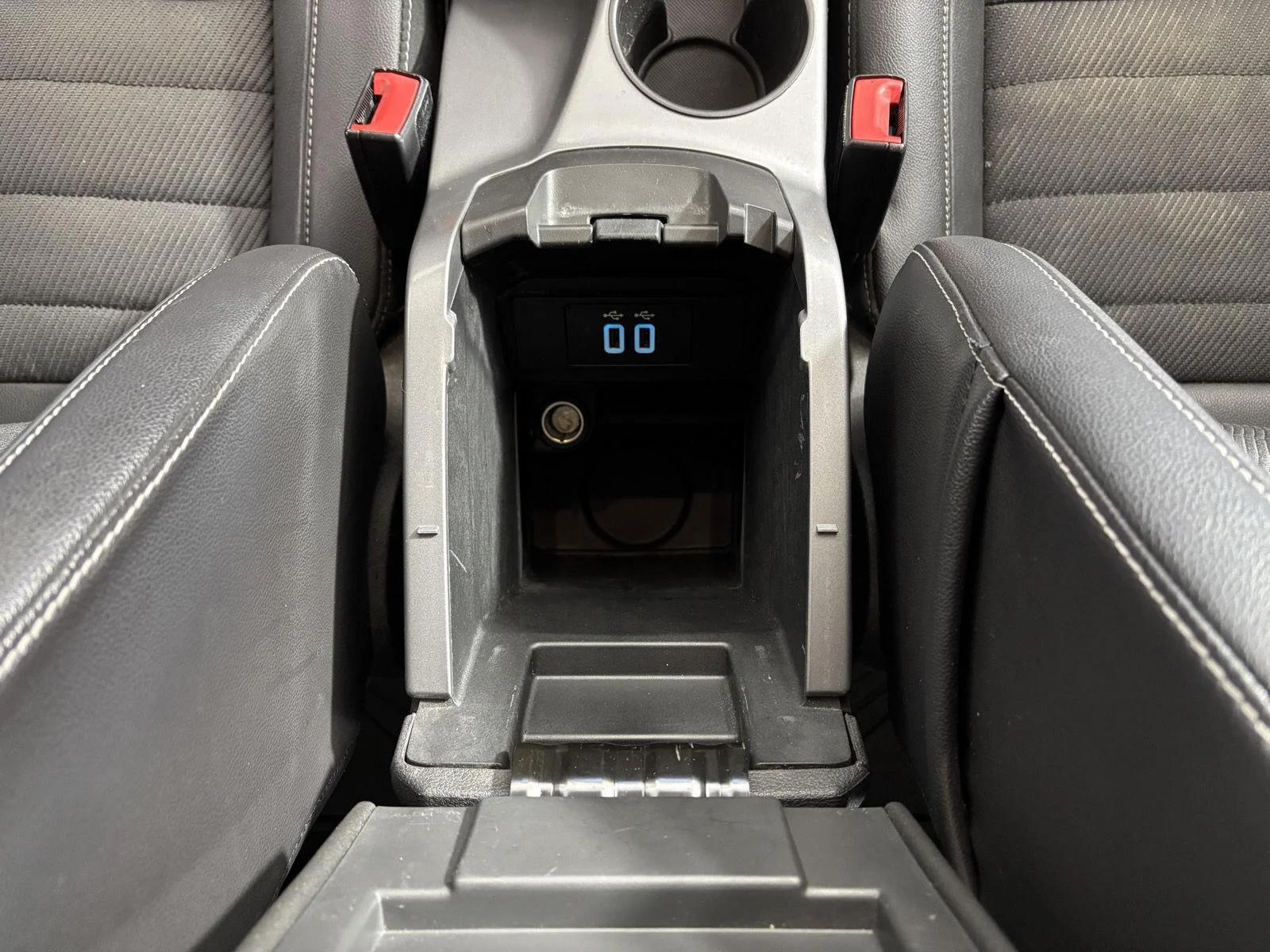Used 2016 Shadow Black Ford SE image 35