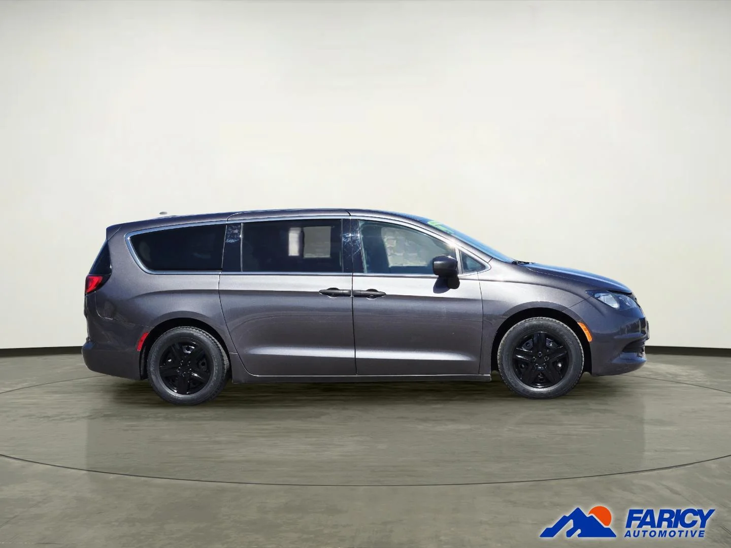 Used 2019 Granite Crystal Metallic Clearcoat Chrysler L image 5