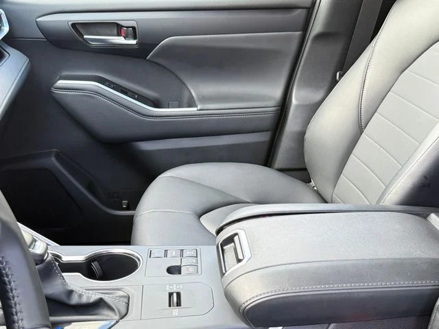 Certified Used 2025  Toyota XLE image 9
