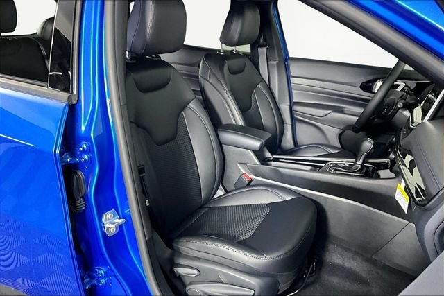 New 2026 Hydro Blue Pearl-Coat Exterior Paint Jeep Latitude image 11