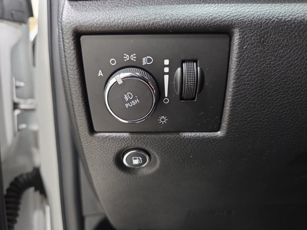 Used 2018 Bright White Clearcoat Jeep Altitude image 25