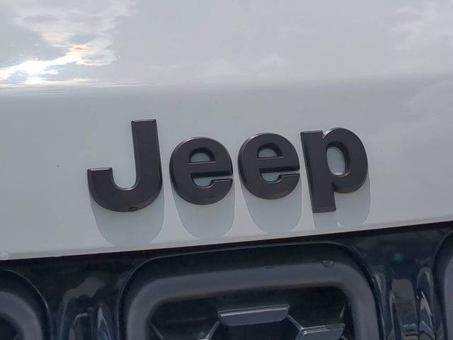 New 2026 Bright White Clearcoat Jeep Latitude image 13