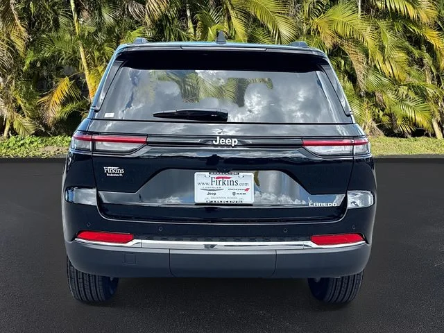New 2026 Diamond Black Crystal Pearl-Coat Exterior Paint Jeep Laredo X image 5