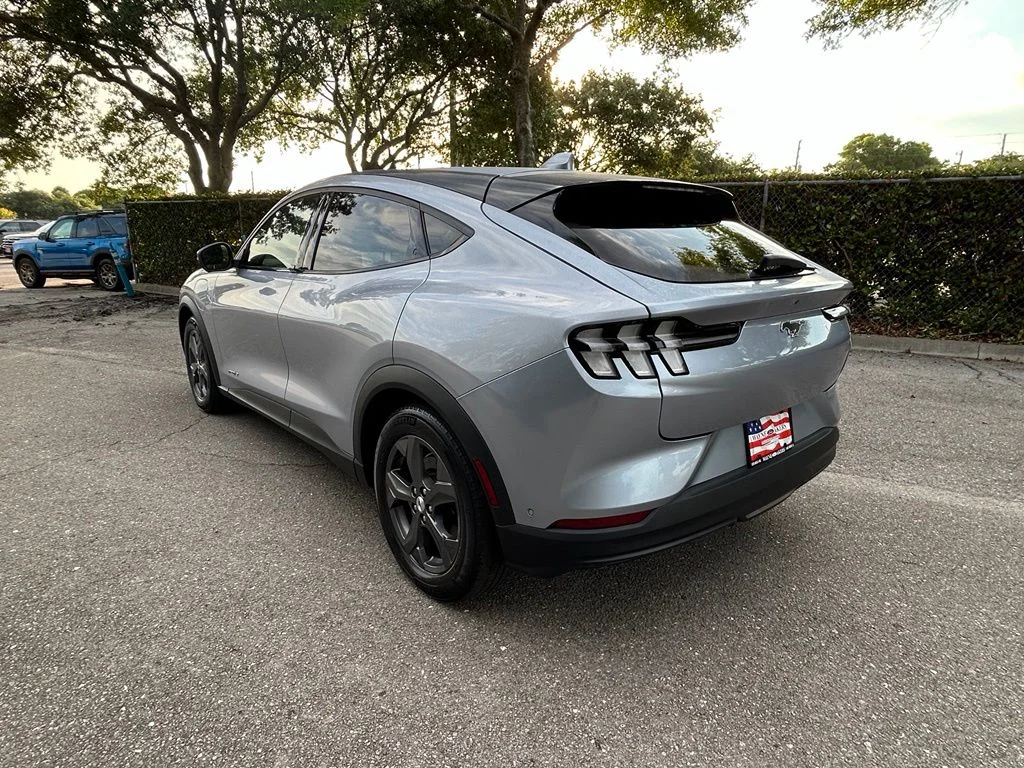 Used 2022 Ice Blue Ford Select image 6