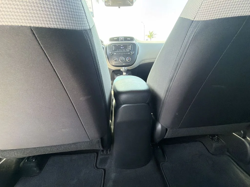 Used 2018 White Kia Base image 28
