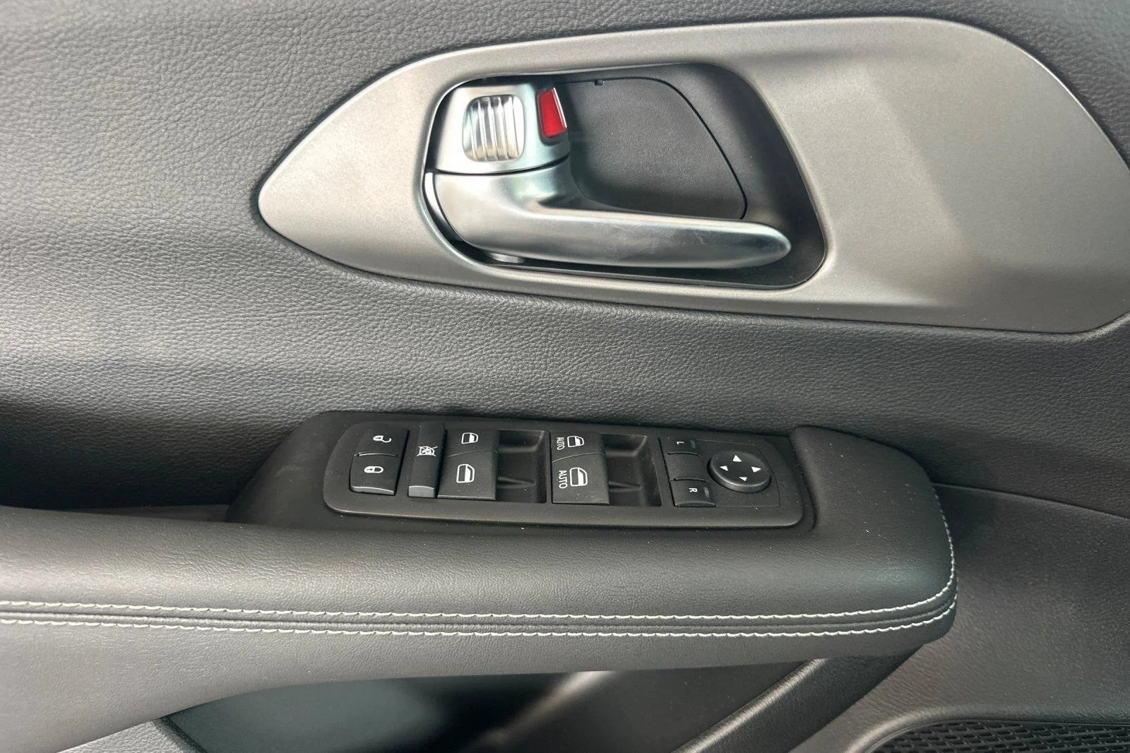2025 Chrysler Voyager LX - Photo 11