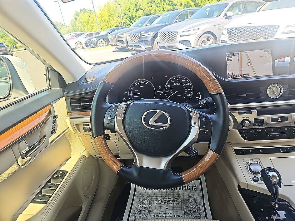 Used 2015 Starfire Pearl Lexus Hybrid image 17