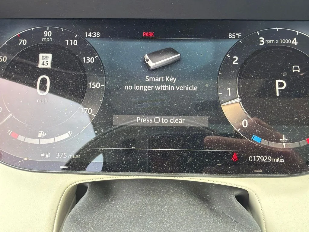 Used 2023 White Land Rover SE image 5