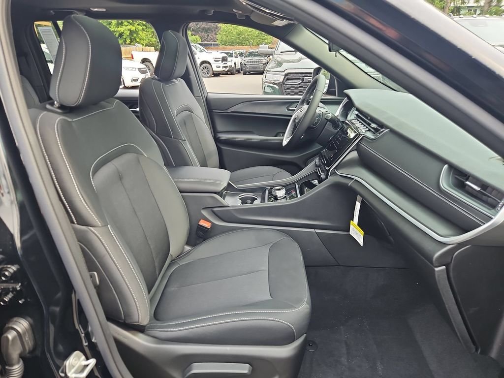 New 2026 Diamond Black Crystal Pearlcoat Jeep Laredo X image 16