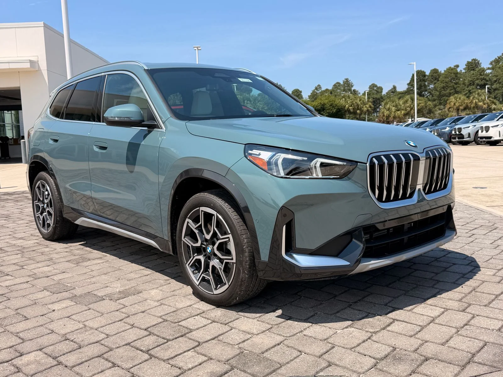 New 2026 Cape York Green Metallic BMW xDrive28i image 7