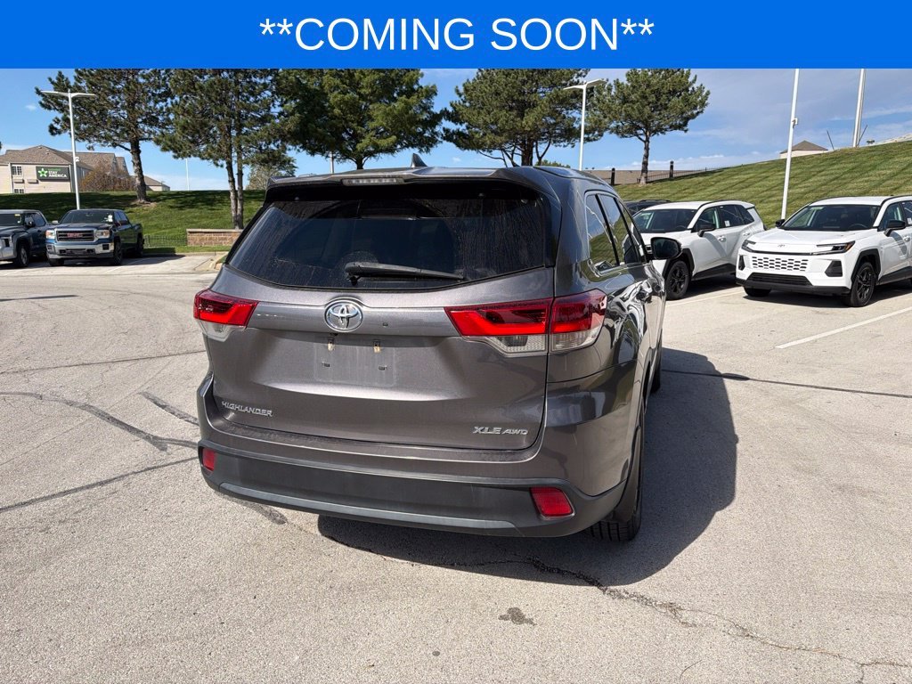 Used 2019 Gray Toyota XLE image 8