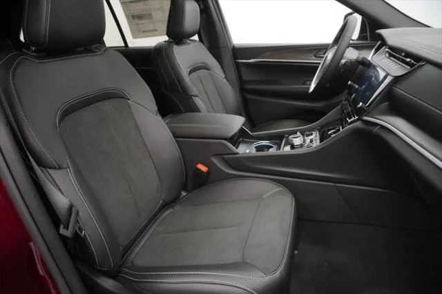 New 2026 Velvet Red Pearl-Coat Exterior Paint Jeep Laredo image 33