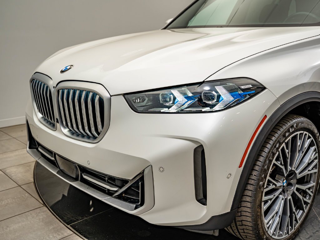 Used 2024 Mineral White Metallic BMW xDrive40i image 3