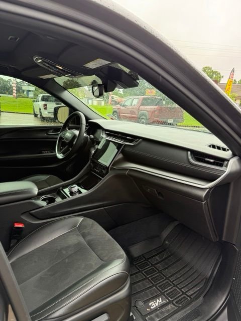 Used 2024 Gray Jeep Altitude X image 9
