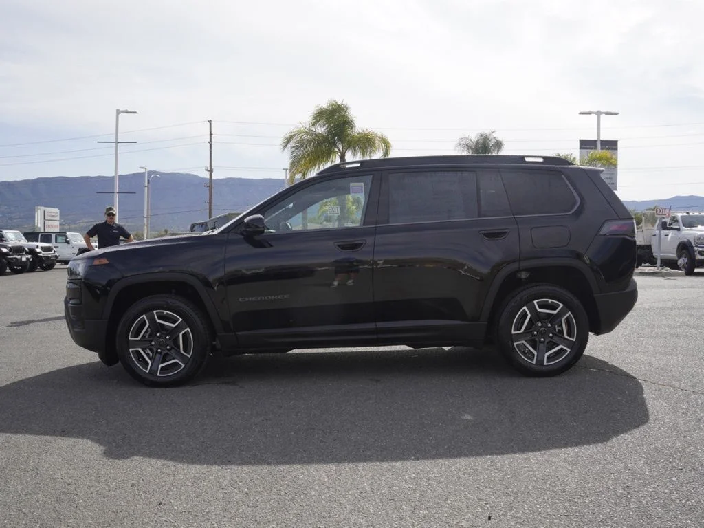 New 2026 Diamond Black Crystal Pearl-Coat Exterior Paint Jeep Limited image 6