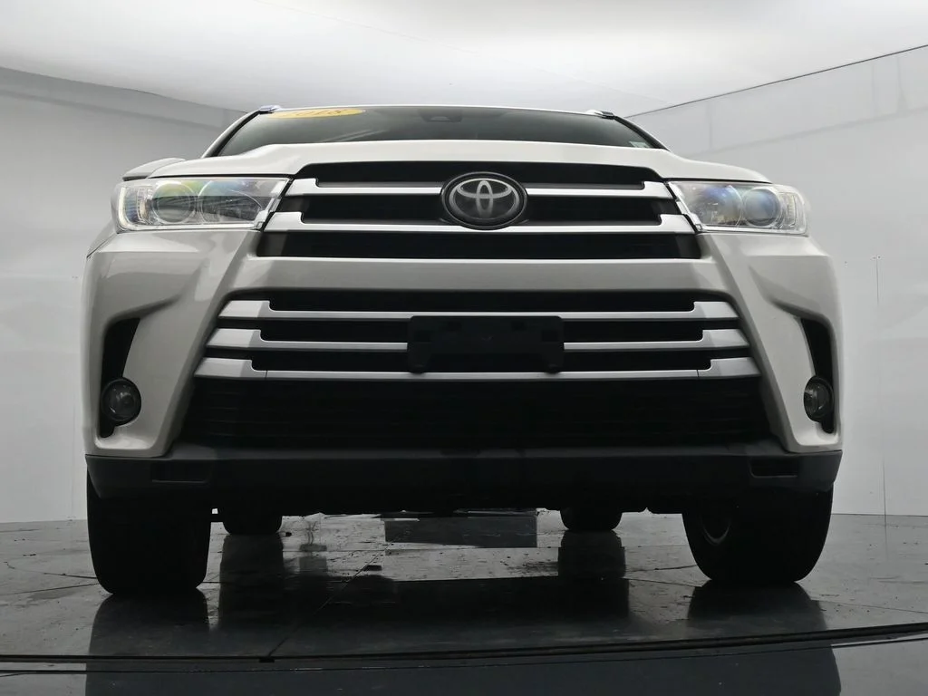 Used 2018 White Toyota XLE image 33