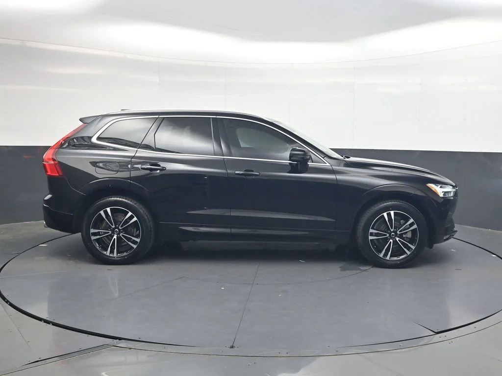 Used 2020 Onyx Black Metallic Volvo T6 Momentum image 3