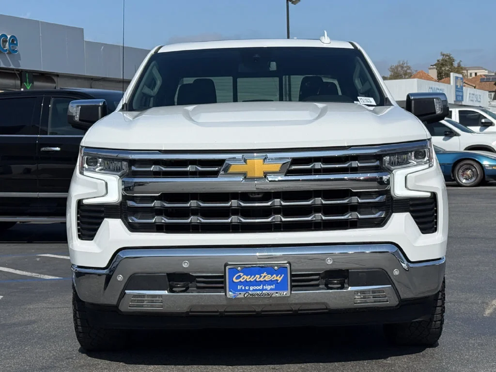 Used 2025 Summit White Chevrolet LTZ image 4