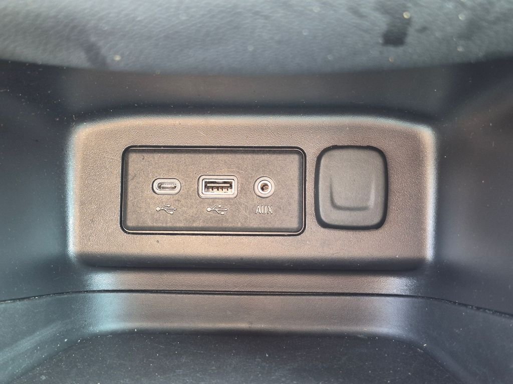 Used 2022 White Chevrolet LT image 33